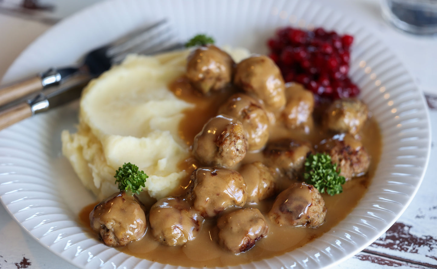 Svenske kjøttboller med brunsaus og tyttebær (NY!)